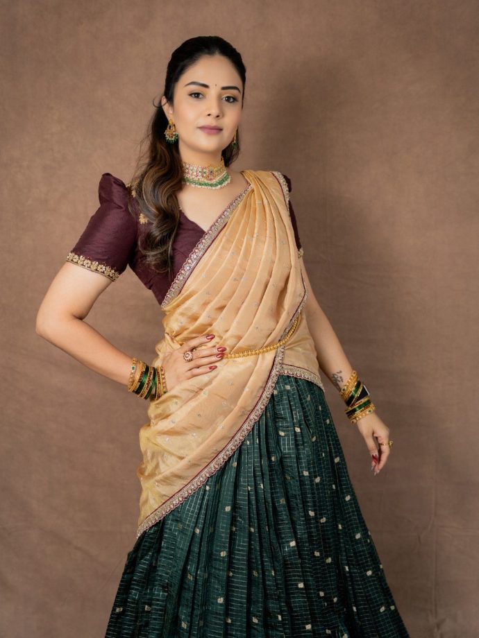 Sreemukhi’s Half Saree Look: Maroon, Green And Gold Create Festive Magic 1