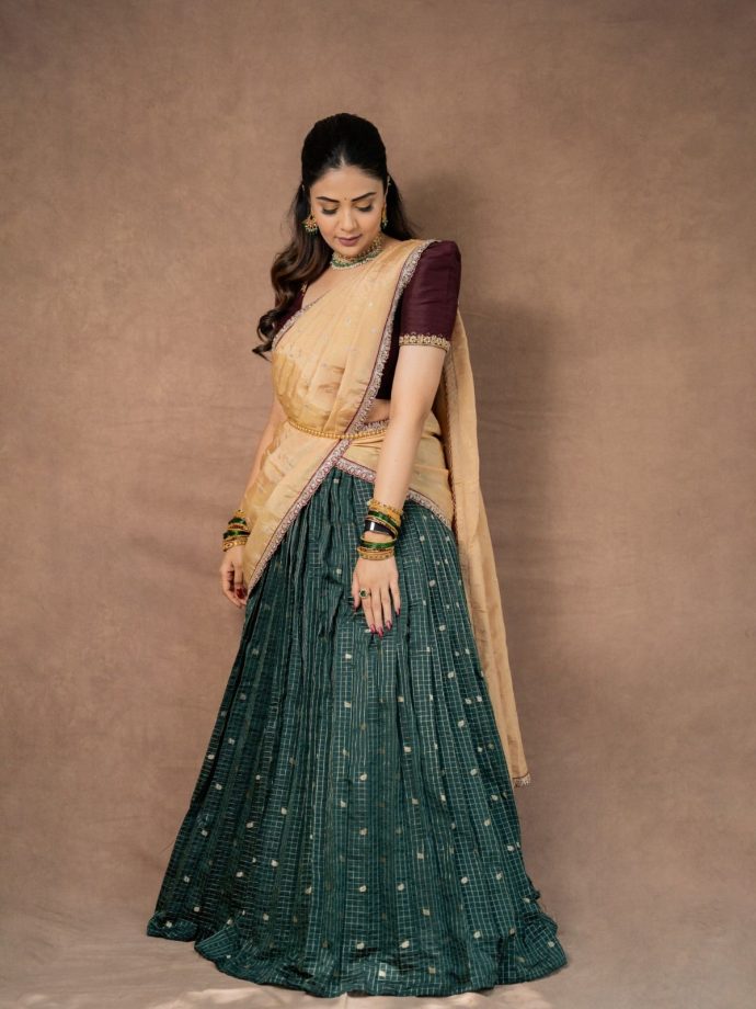 Sreemukhi’s Half Saree Look: Maroon, Green And Gold Create Festive Magic 1