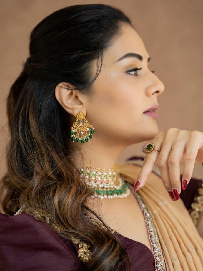 Sreemukhi’s Half Saree Look: Maroon, Green And Gold Create Festive Magic 1