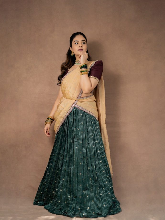 Sreemukhi’s Half Saree Look: Maroon, Green And Gold Create Festive Magic 1