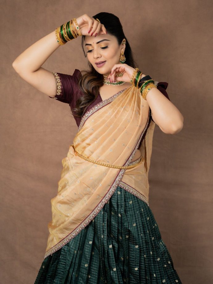 Sreemukhi’s Half Saree Look: Maroon, Green And Gold Create Festive Magic 1
