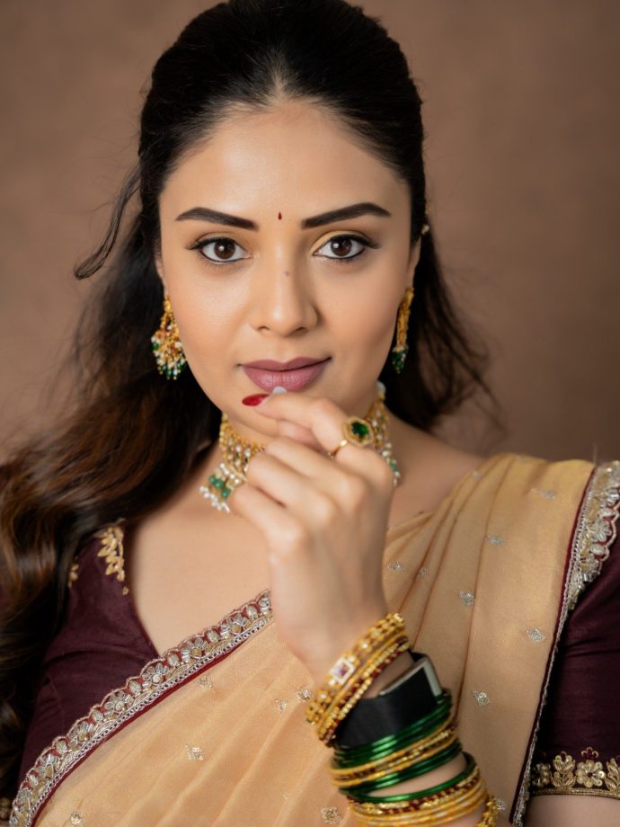Sreemukhi’s Half Saree Look: Maroon, Green And Gold Create Festive Magic 1