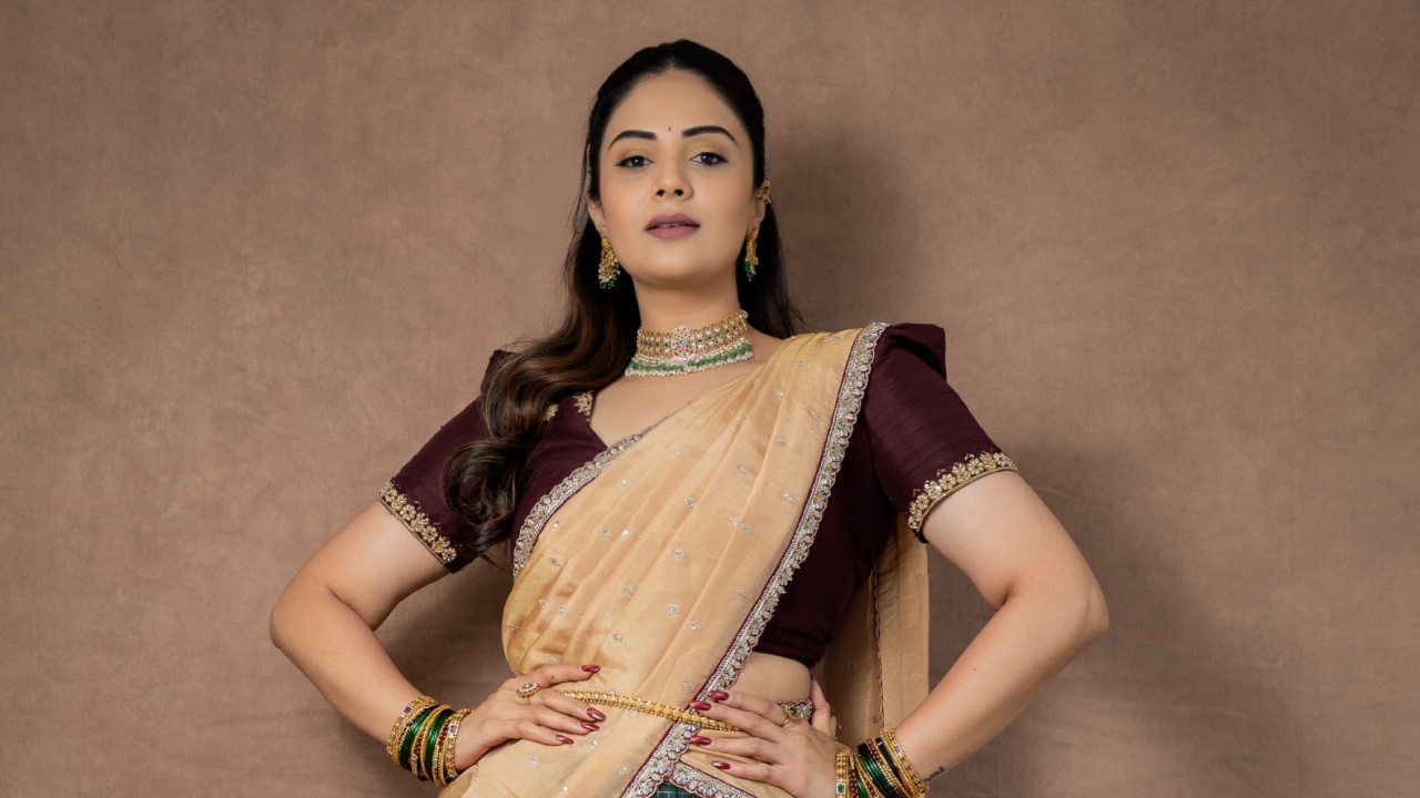 Sreemukhi’s Half Saree Look: Maroon, Green And Gold Create Festive Magic 1